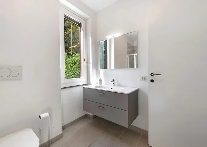 Ghome And Home Lake View Apartment