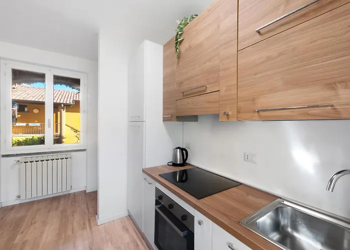 Ghome And Home Lake View Apartment *